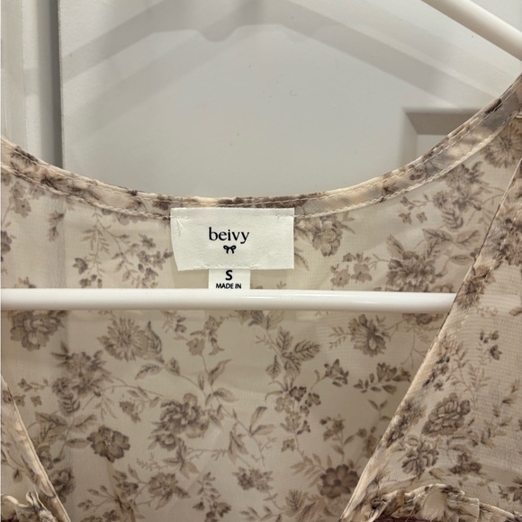 Chic Floral Beige Blouse with Brown Trim - Picture 2 of 4